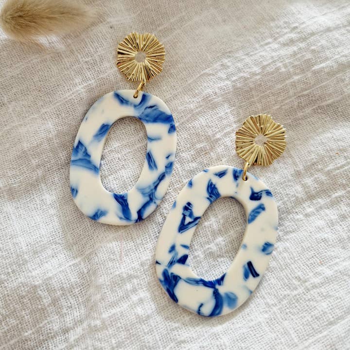 Blaue/cremefarbene ovale Ohrhänger für den Großhandel von Les Noeuds de Maman