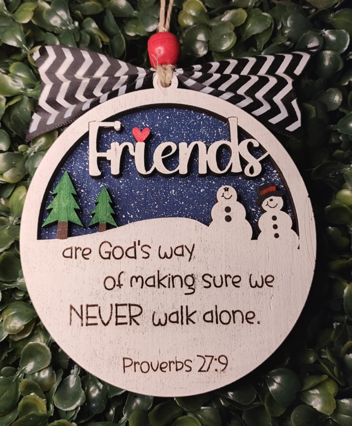 Heartland Decor - Venta al por mayor Adornos - Ornamento Los amigos nunca caminan solos (Proverbios 27:9)1