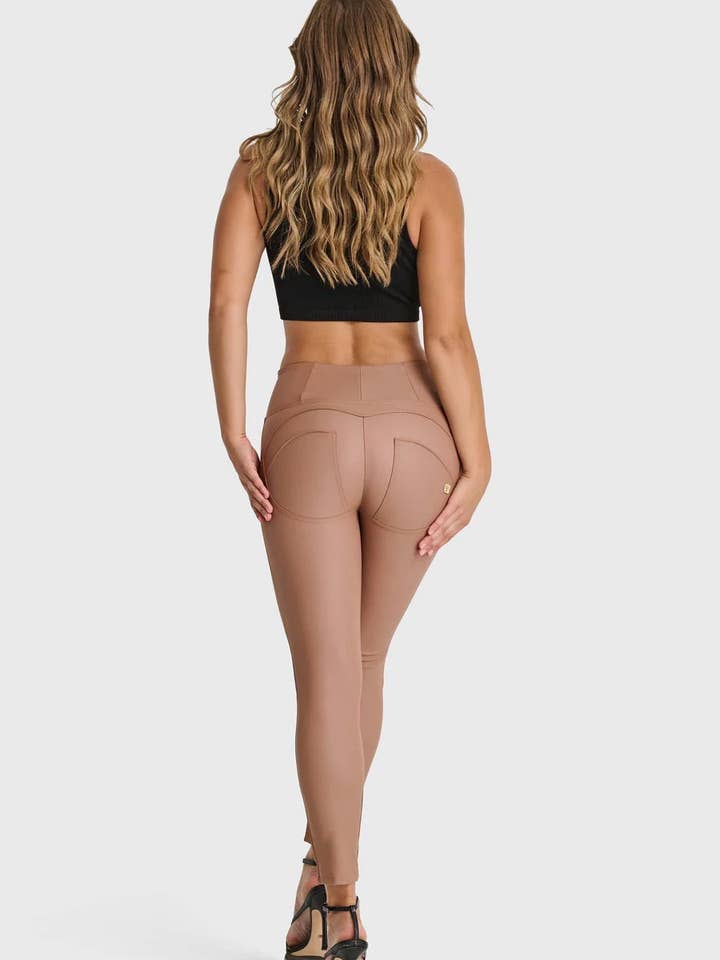 (WRUP4HC006PREC-M103) WR.UP® con aspecto de cuero y cintura alta hasta el tobillo para venta al por mayor de Freddy Pantroom