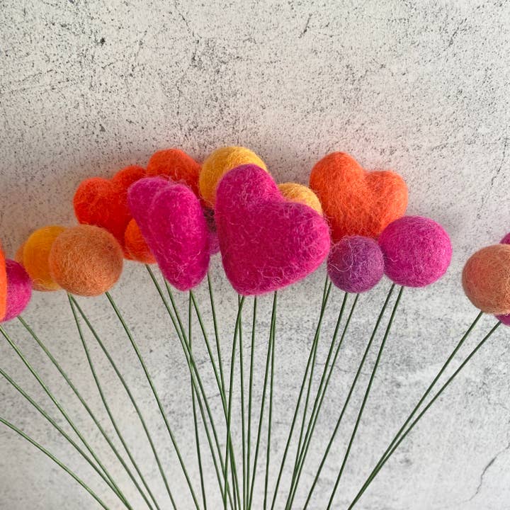 Oakwind Hollow - Venta al por mayor Flores artificiales - Bouquet de flores de fieltro con forma de corazón para solteros y tulipanes