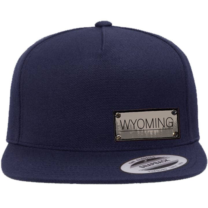 WY Destination Grå på en YP5089 Navy Hat for engroshandel hos Stryder Gear