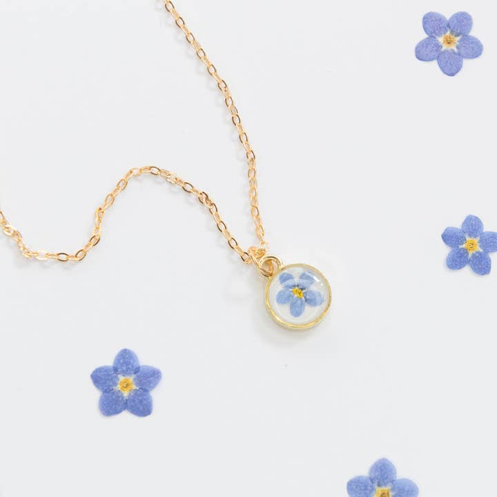 Allie and Posie – wholesale Pendant/charm necklace – EVA Necklace with dried forget me not in clear UV resin2