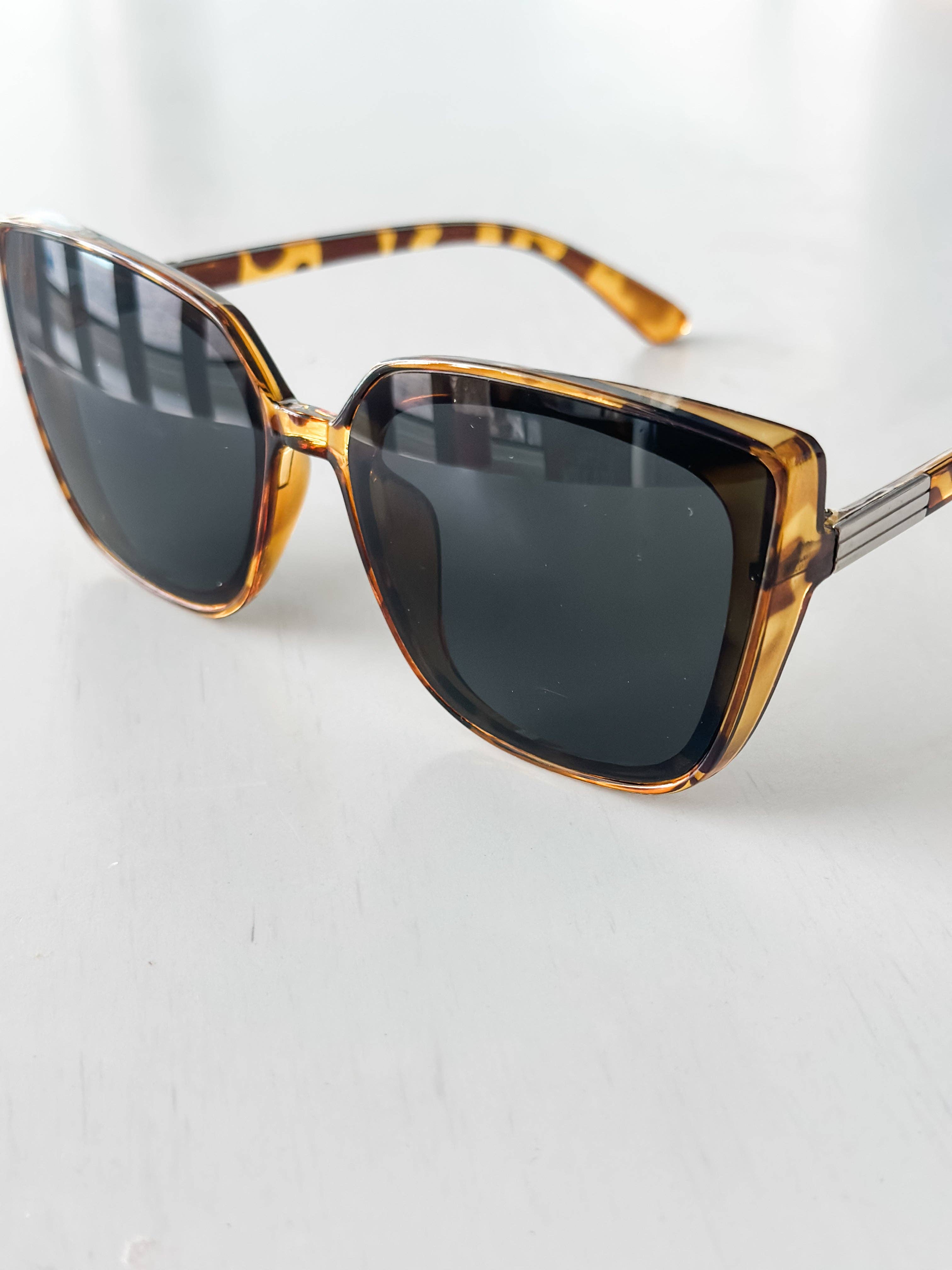 Harris Girls & Co. - Vente Lunettes de soleil – femme - Lunettes de soleil œil de chat Cleo "Écaille de tortue"2