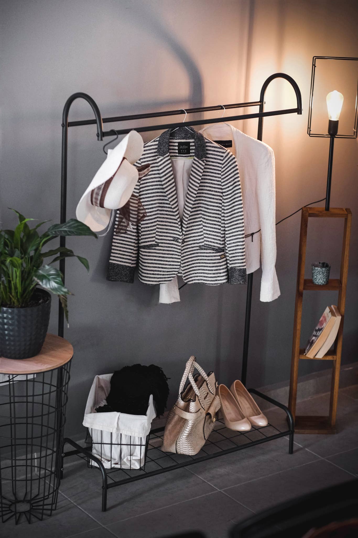 WDMT - Wholesale Kapstok - Metalen kledingrek met halve maan en één stang van WDMT5