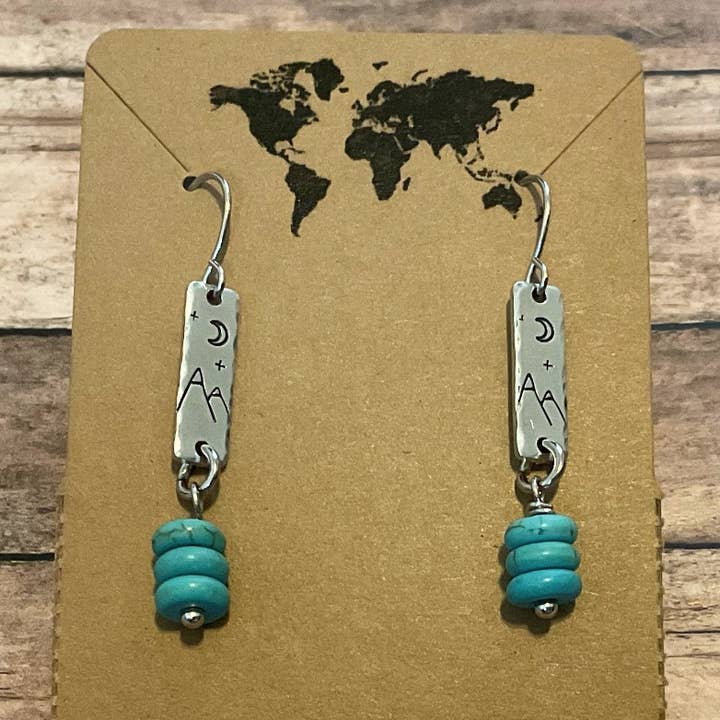 Schneebedeckte Berggipfel, Mini-Hängeohrringe mit blauen Perlen für den Großhandel von Jamie Haley Designs