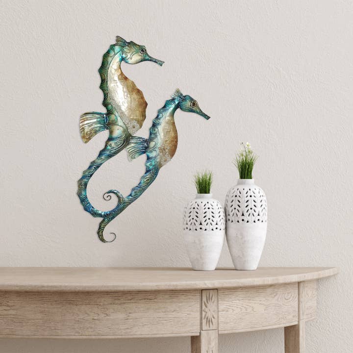 Decorazione da parete Seahorse Duo blu, Capiz e metallo, cassaforte per esterni per la vendita all'ingrosso da parte di Eangee Home Design