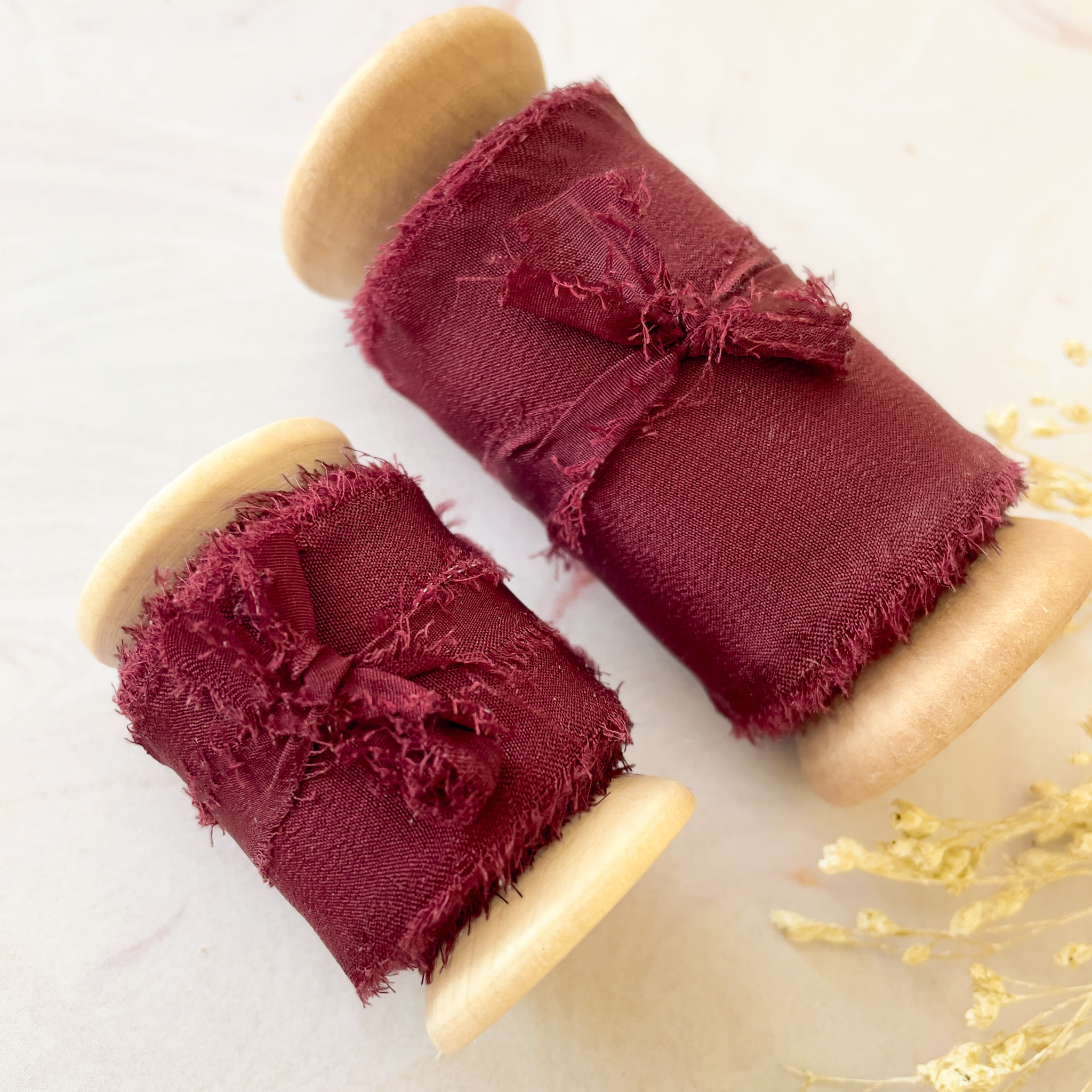 The Natural Paper Company - Vente Ruban – emballage cadeau - Ruban en soie bordeaux à bord cru sur bobine en bois2