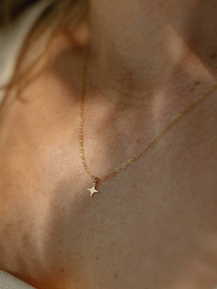 Collier Glimmer of Hope pour la vente par Stamped and Finch