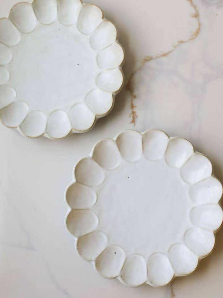 Assiette à dîner avec bord festonné pour la vente par Fodory