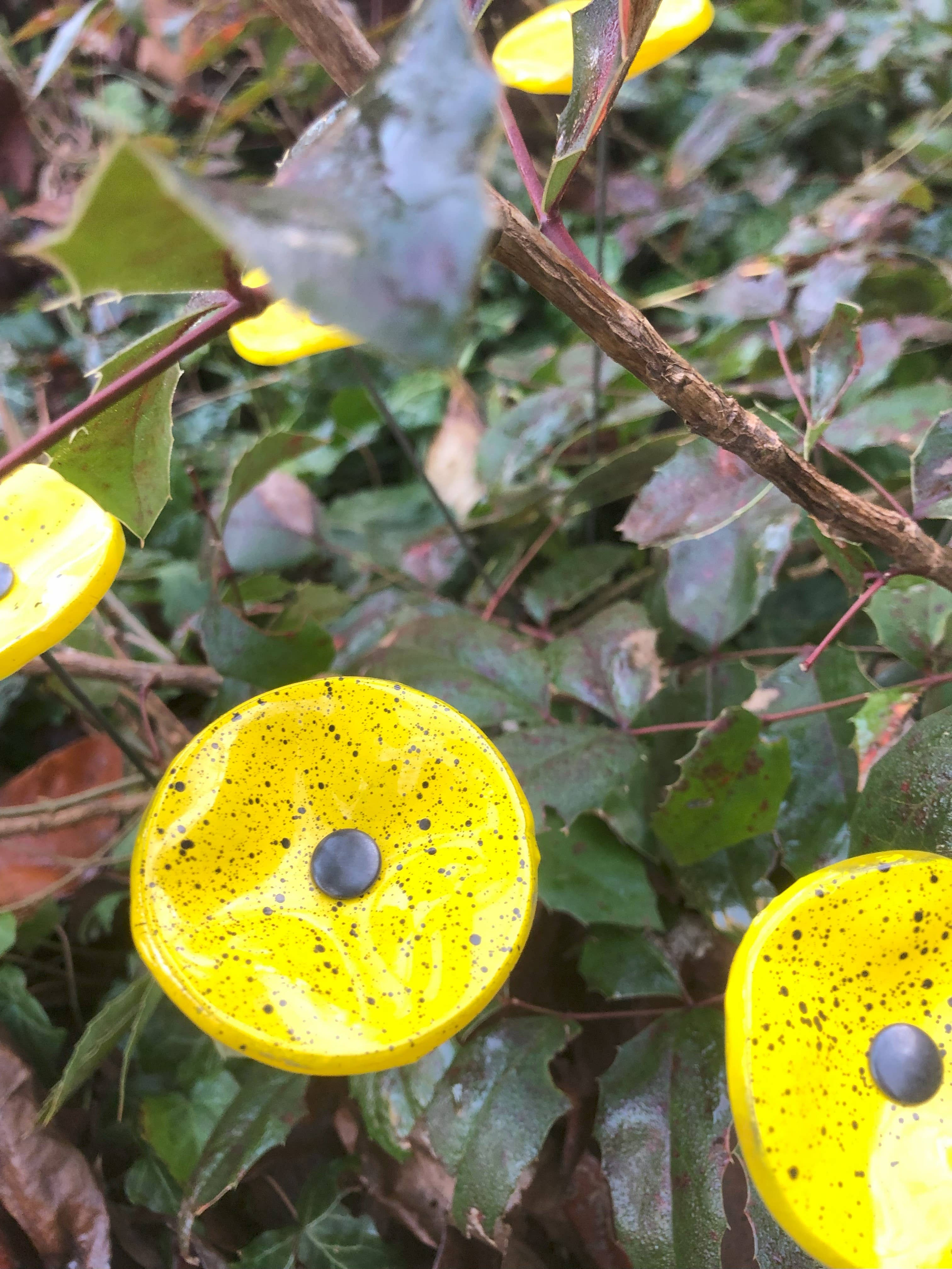 CARNEOL GLASS - Wholesale Garden/Lawn Stake - Small Glass Flower For Outside IN yellow-black14