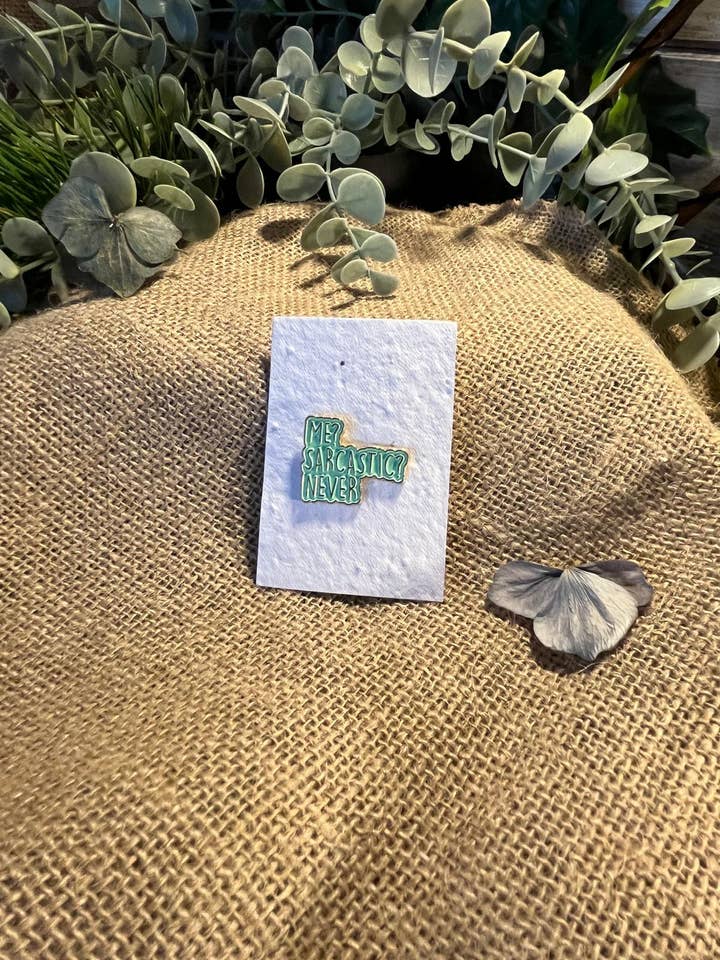 Pin de esmalte - ¿Yo? ¿Sarcástico? Nunca para venta al por mayor de Scribe & Grow