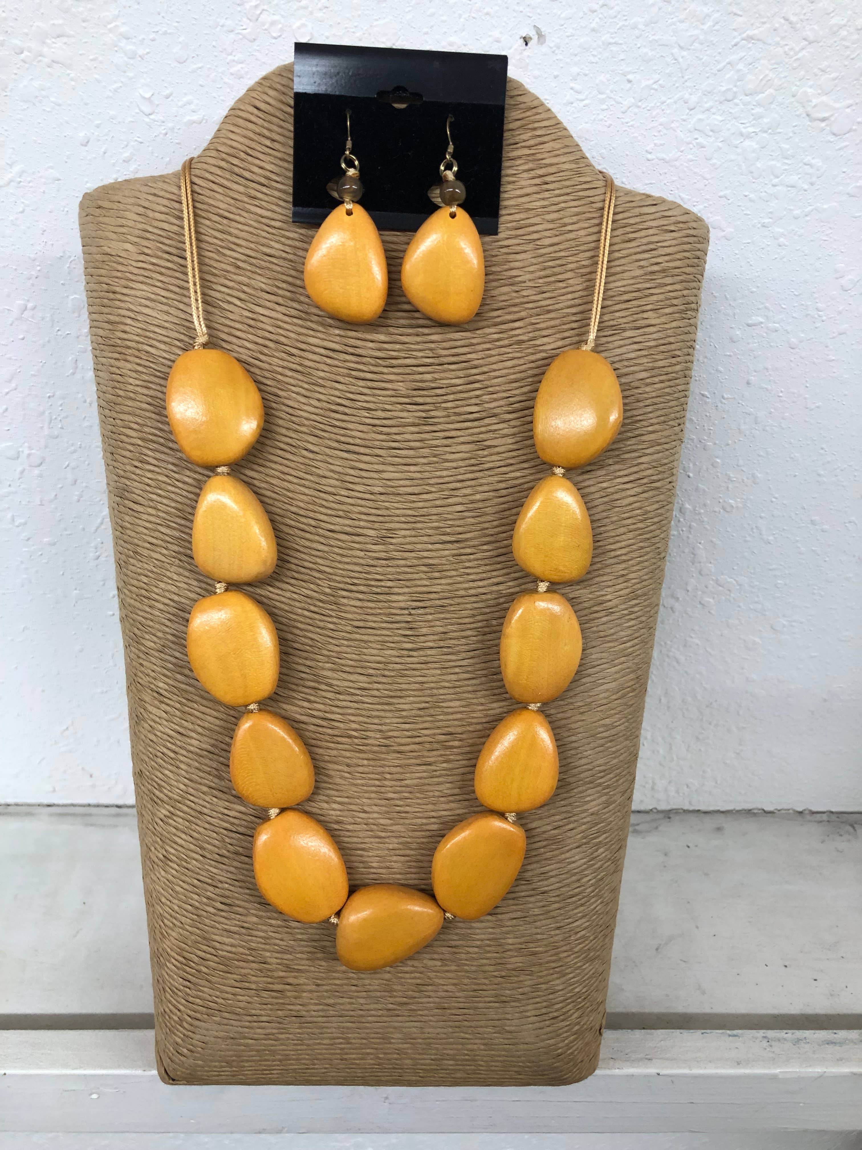 International Duru's - Wholesale Sieradenset - TWEE STRENGEN GEEL KOORD MET ELF GELE ONREGELMATIGE HOUTSOORTEN N0