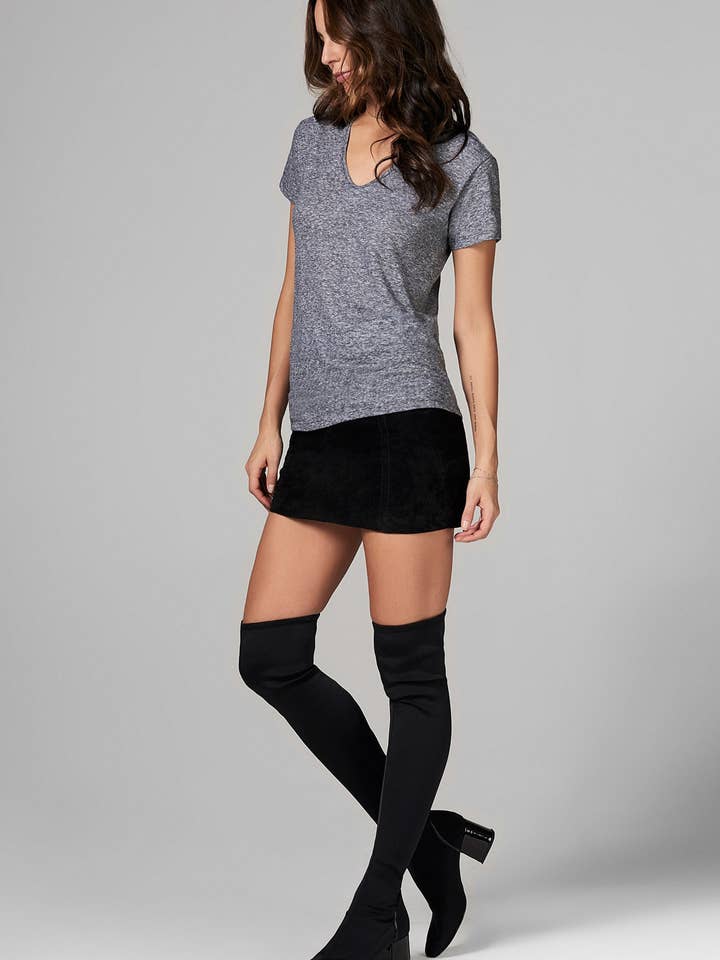 CAMISETA DE MUJER CON CUELLO EN V - RAYA MINI para venta al por mayor de Mika Jaymes