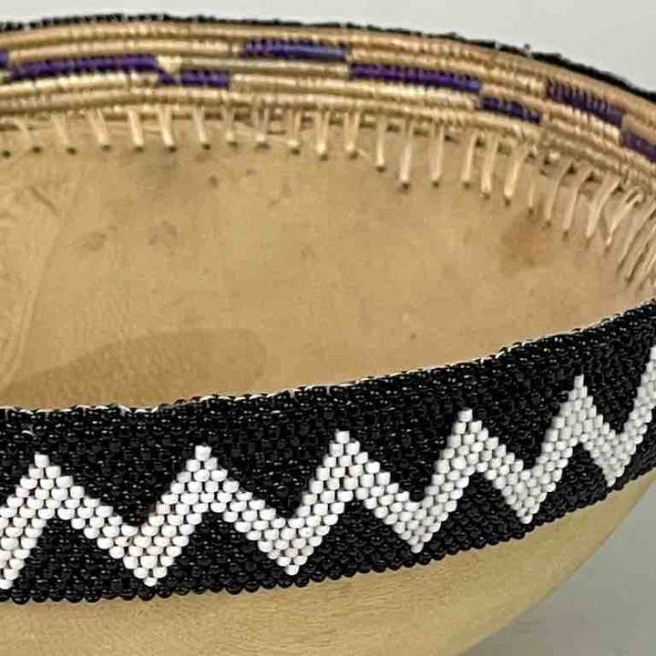 The Niger Bend – wholesale Dekorativ tallrik/fat/skål – Ljus träskål Svartvitt pärlstav fälg ”Imbehe” Rwanda | 10"