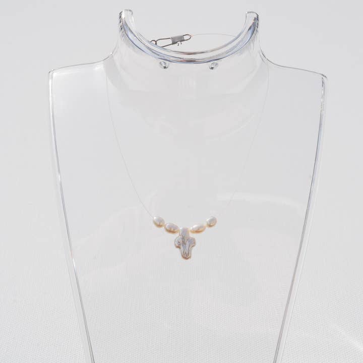 Collier en forme de croix et perles blanches pour la vente par MerMadeGems