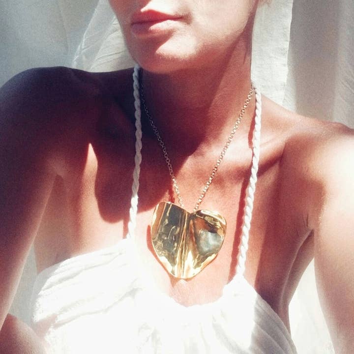 Halskette mit Anhänger in großem geschlagenem Herz aus zerkleinertem Messing für den Großhandel von Bisjoux