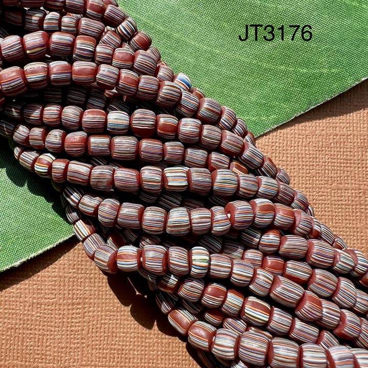 Perlas de cristal indonesias, con rayas de terracota, 5 hebras para venta al por mayor de Bead Goes On