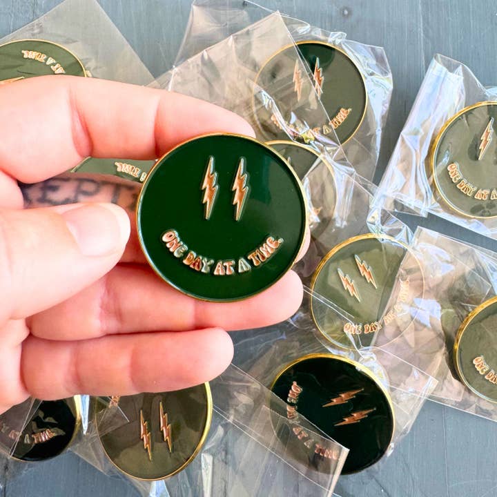 As Told By Ellie - Vendita all'ingrosso Spilla da bavero - Spilla smaltata One Day At A Time, spille da bavero Sobriety, in stile Recovery3