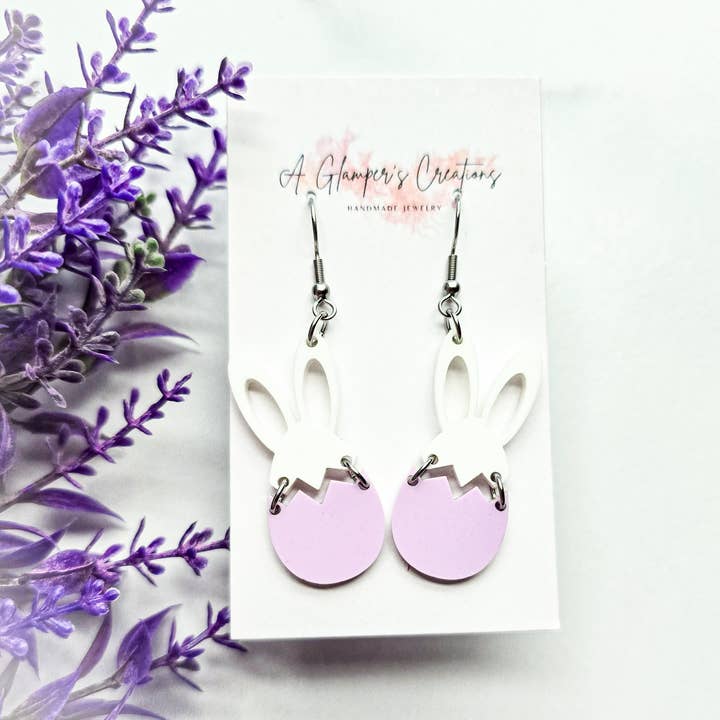 Lavendel Påskhare Ägg Akrylörhängen för wholesale av A Glamper's Creations LLC