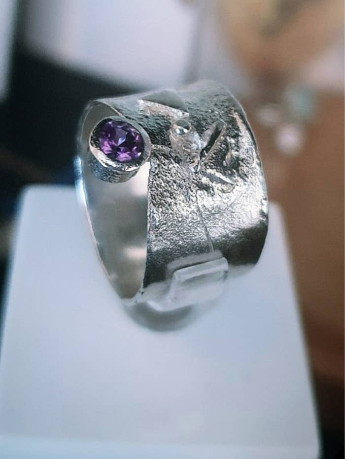 Beschermring met amethist voor wholesale door Caroline Stokesberry-Lee Jewellery Design