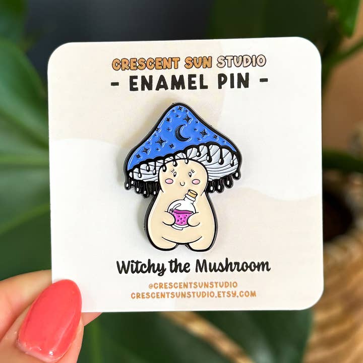 Emaille speld met heksenzwam, reversbadge, sleutelkoordspeld voor wholesale door Crescent Sun Studio