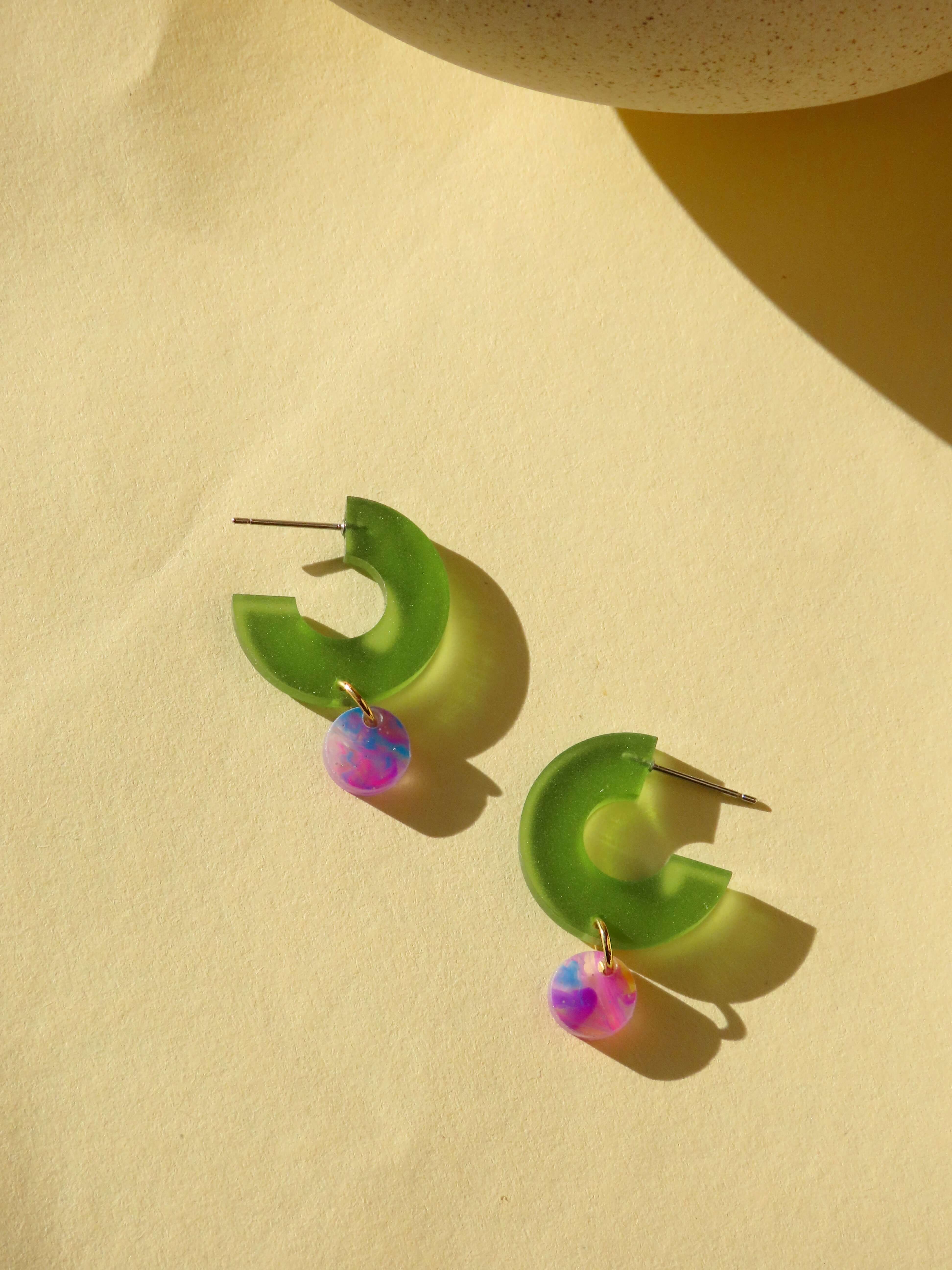 Niemalsmehrohne - Vente Créoles - Créoles Silva en acrylique et acier inoxydable, olive et fantaisie3