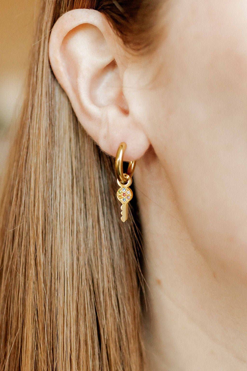 LINNY CO – wholesale Huggieörhängen – Huggie Charm Örhängen - Lås och Nyckel Guld4