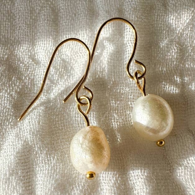 Ohrringe "Hazel" aus Edelstahl in Gold mit Süßwasserperle für den Großhandel von cool people club