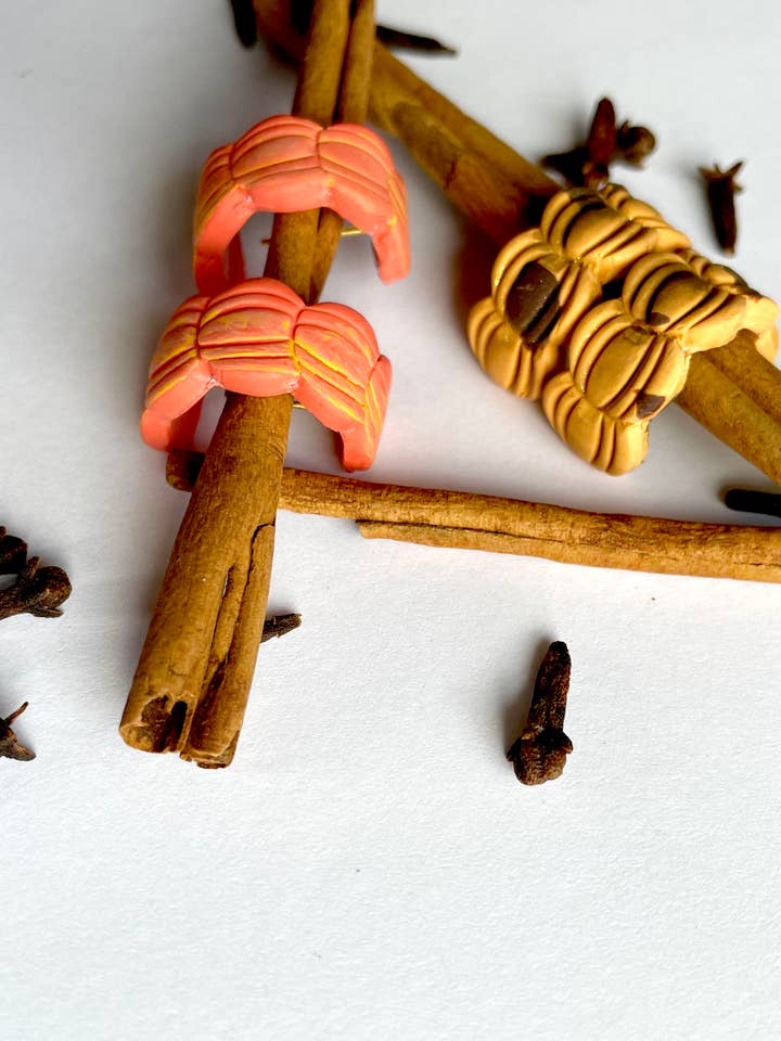 Boucles d'oreilles Huggie en pâte polymère Fall Pumpkin Squash Orange pour la vente par the Pale Porchlight