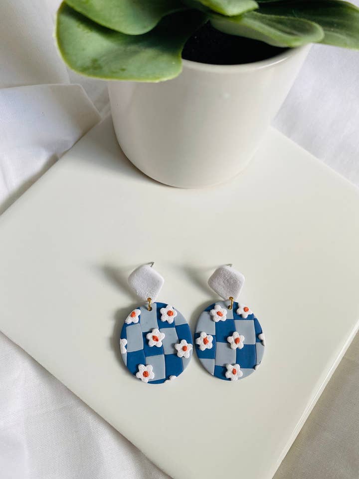 Erklæring lerøreringe med blomster, nuancer af blå, sommerpolymer lerøreringe, letvægts, Boho smykker for engroshandel hos Tropical Design Boutique