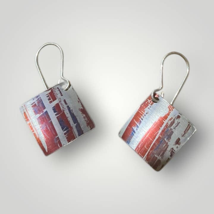 Boucles d'oreilles en aluminium à rayures subtiles rouge/orange bleu pour la vente par Rachel Stowe Jewellery