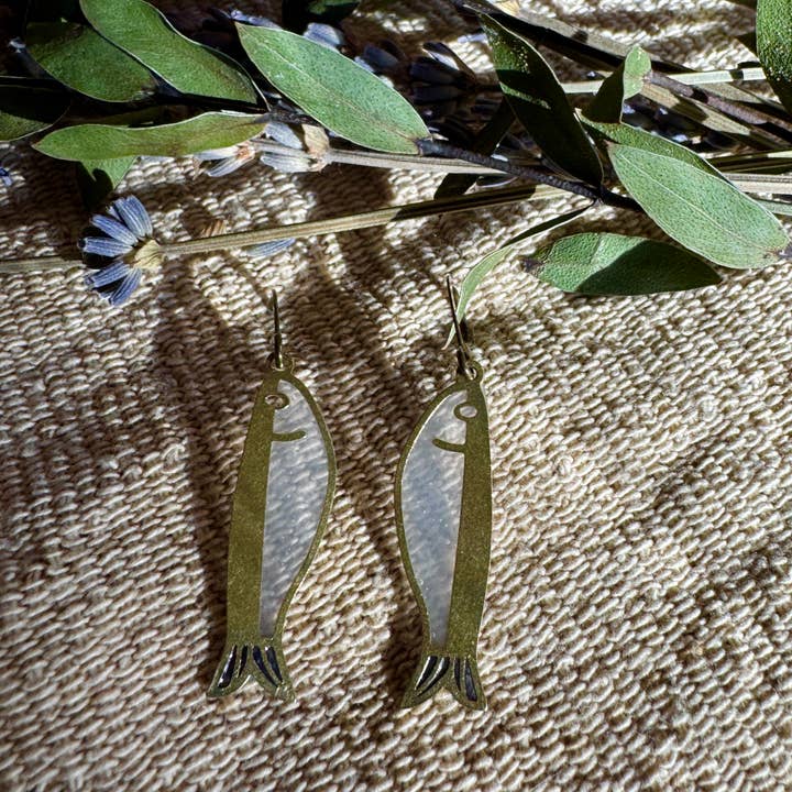 Sardiner // Øreringe i farvet glas harpiks for engroshandel hos Wild Lupine Folkcraft