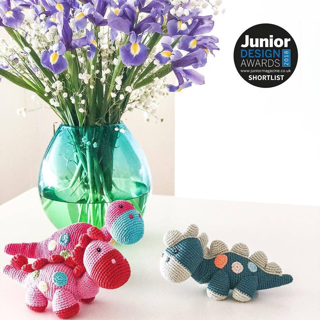 Pebblechild – wholesale Skallra - Baby – Virkat babyleksak dinosaurie skallra - petrolblå4