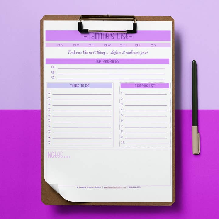 Blocco note viola con lista delle cose da fare per la vendita all'ingrosso da parte di Tamedia Studio