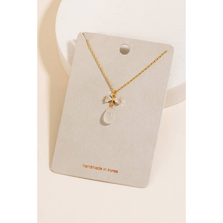 Collier avec pendentif en forme de nœud en strass à couches pavées pour la vente par The Looks by Fame Accessories