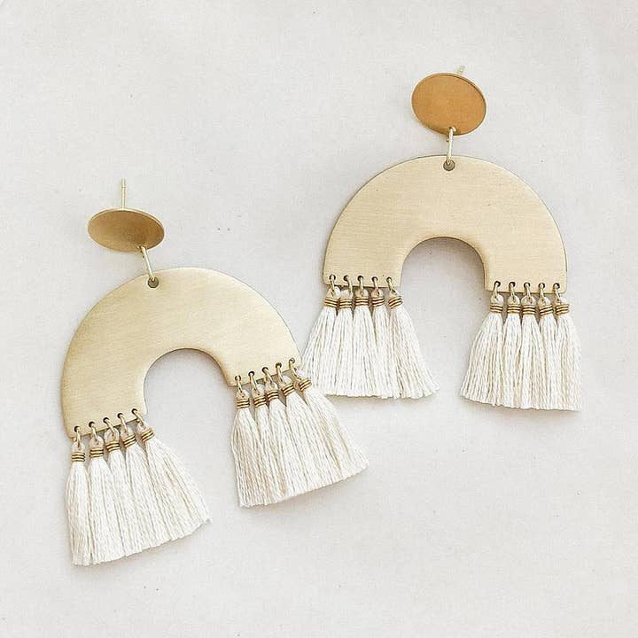 Archways Mässing och tofs örhängen - fet U form Frans för wholesale av Stil Works Studio