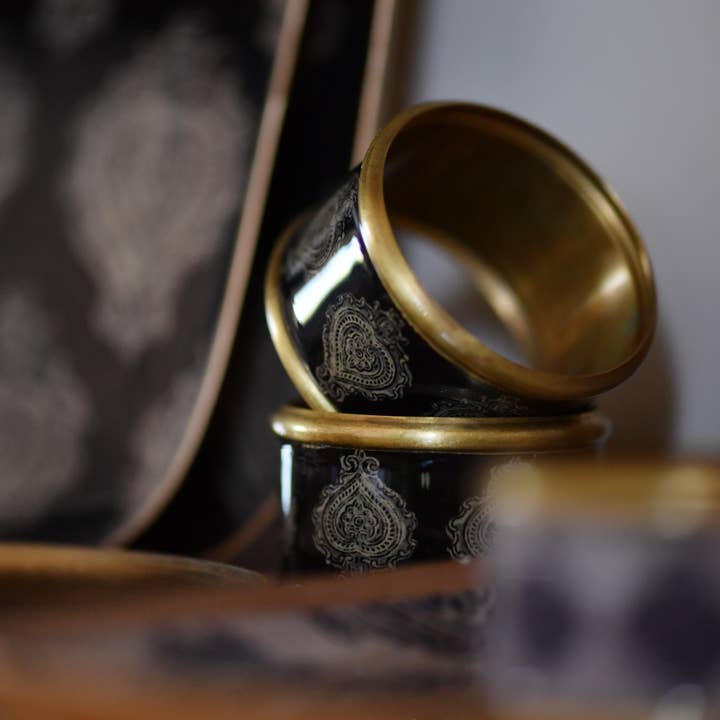 Anillo de servilleta de latón esmaltado Arles negro para venta al por mayor de Maison Lilo