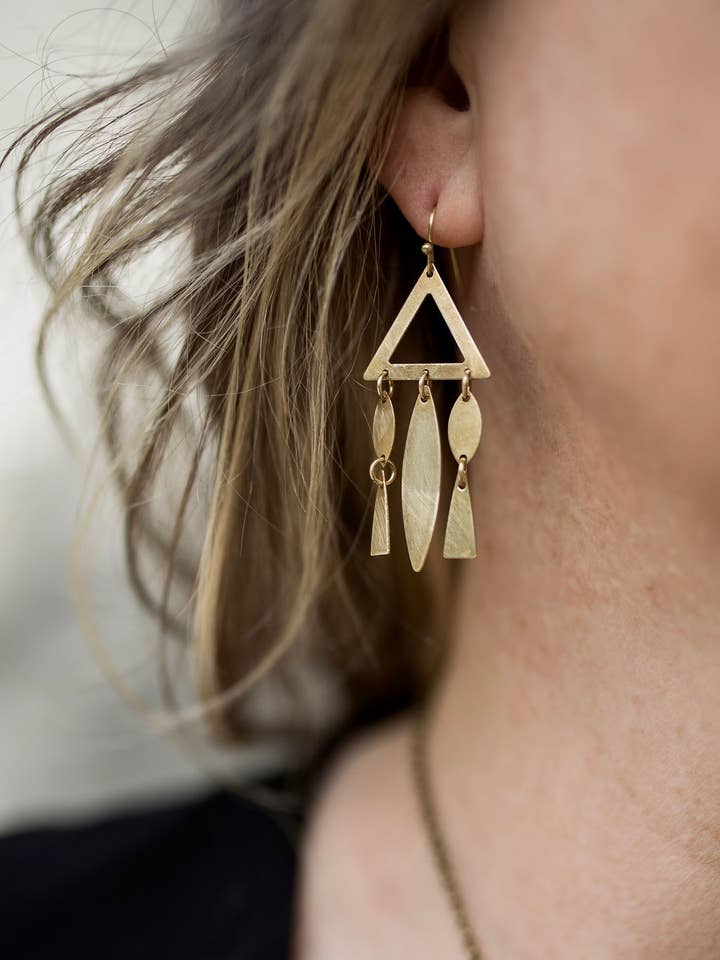 Boucles d'oreilles mobiles en laiton pour la vente par Modern Madini