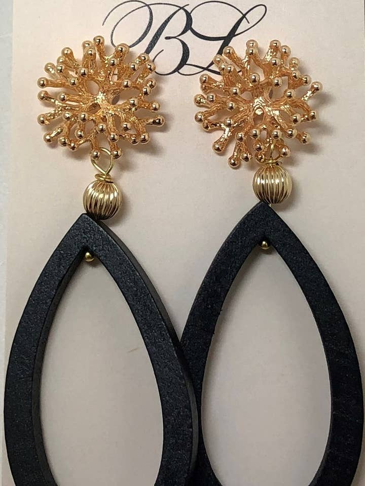 Créole en bois noir avec perle biwa pour la vente par Bldesigns Speciality Crafted Finer Earring Jewelry