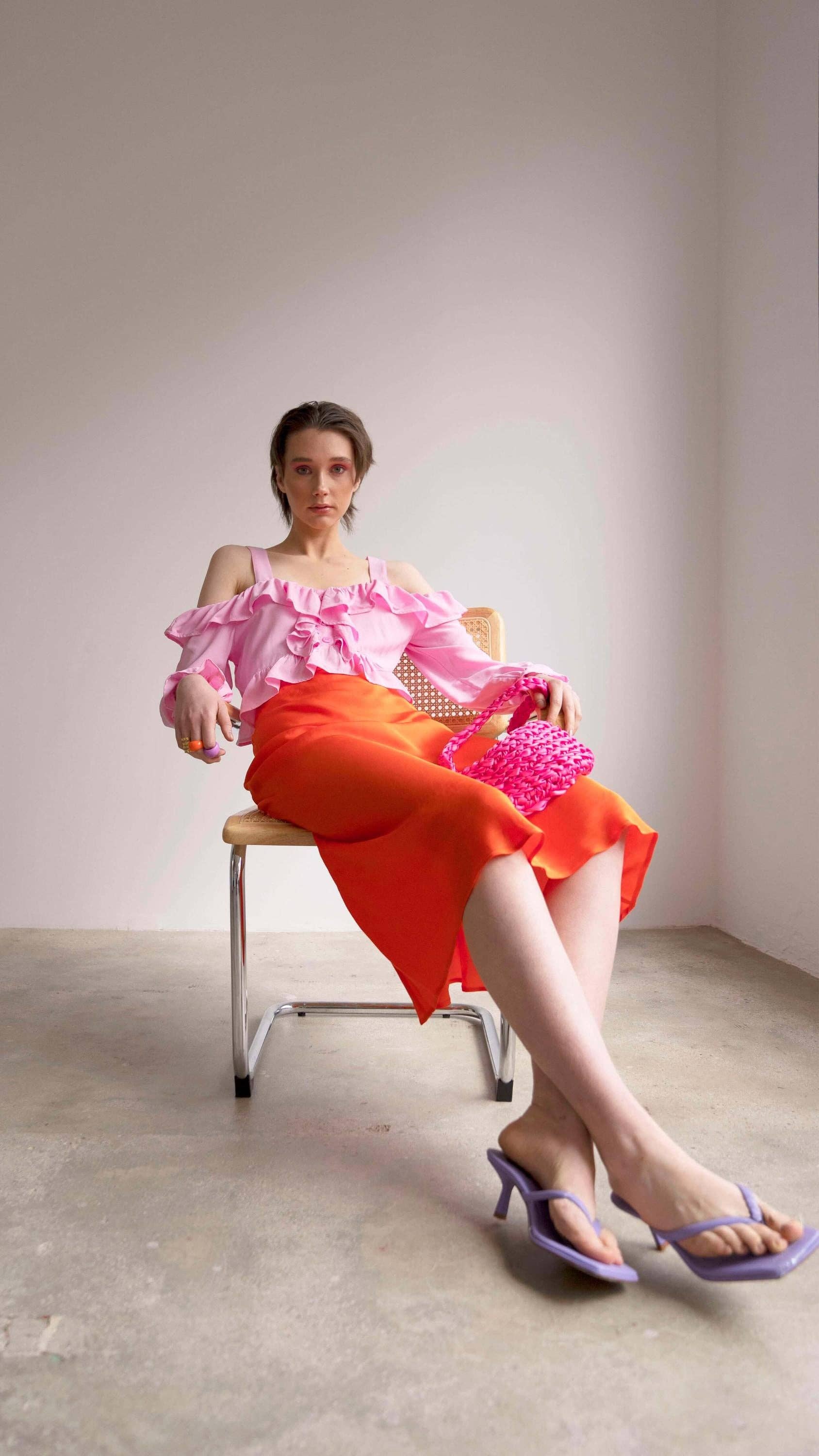 CARMEN SAYS – Großhandel Bluse – Damen – Kurze Bluse mit überschnittenen Schultern und geradem Ausschnitt