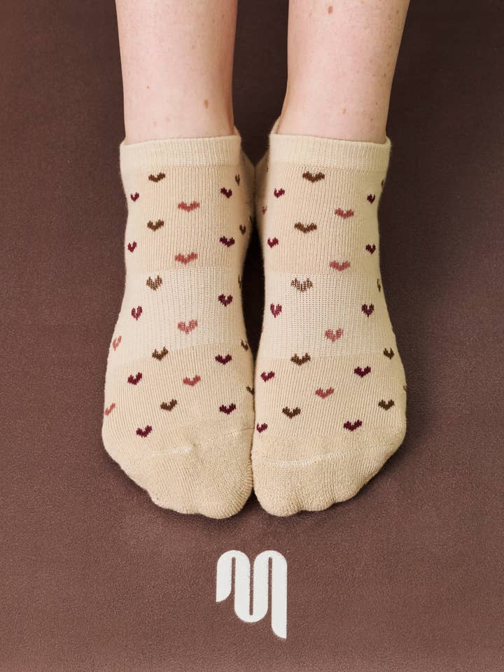 Calzini Antiscivolo a Vita Bassa Classici - Cuori in Volo Beige per la vendita all'ingrosso da parte di MoveActive
