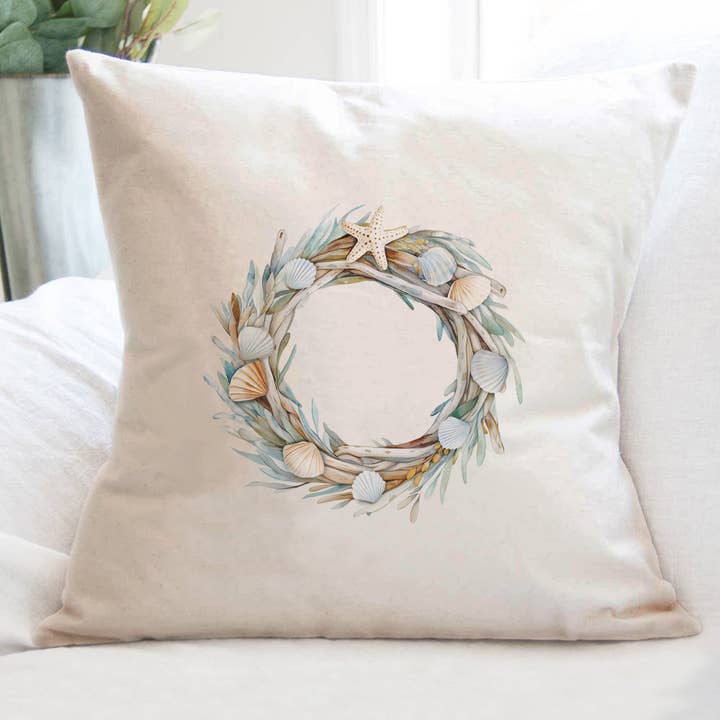 Couronne de bois flotté et coquillages - Coussin carré personnalisable pour la vente par Cottage Shore