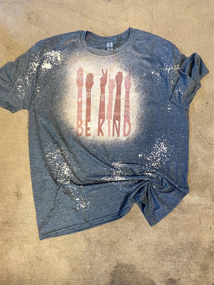 Wees vriendelijk gebarentaal | Wees vriendelijke handen | Be Kind Bleach Tee | Bleach Tee | Bleach Shirt voor wholesale door Cute As A Rustic Button