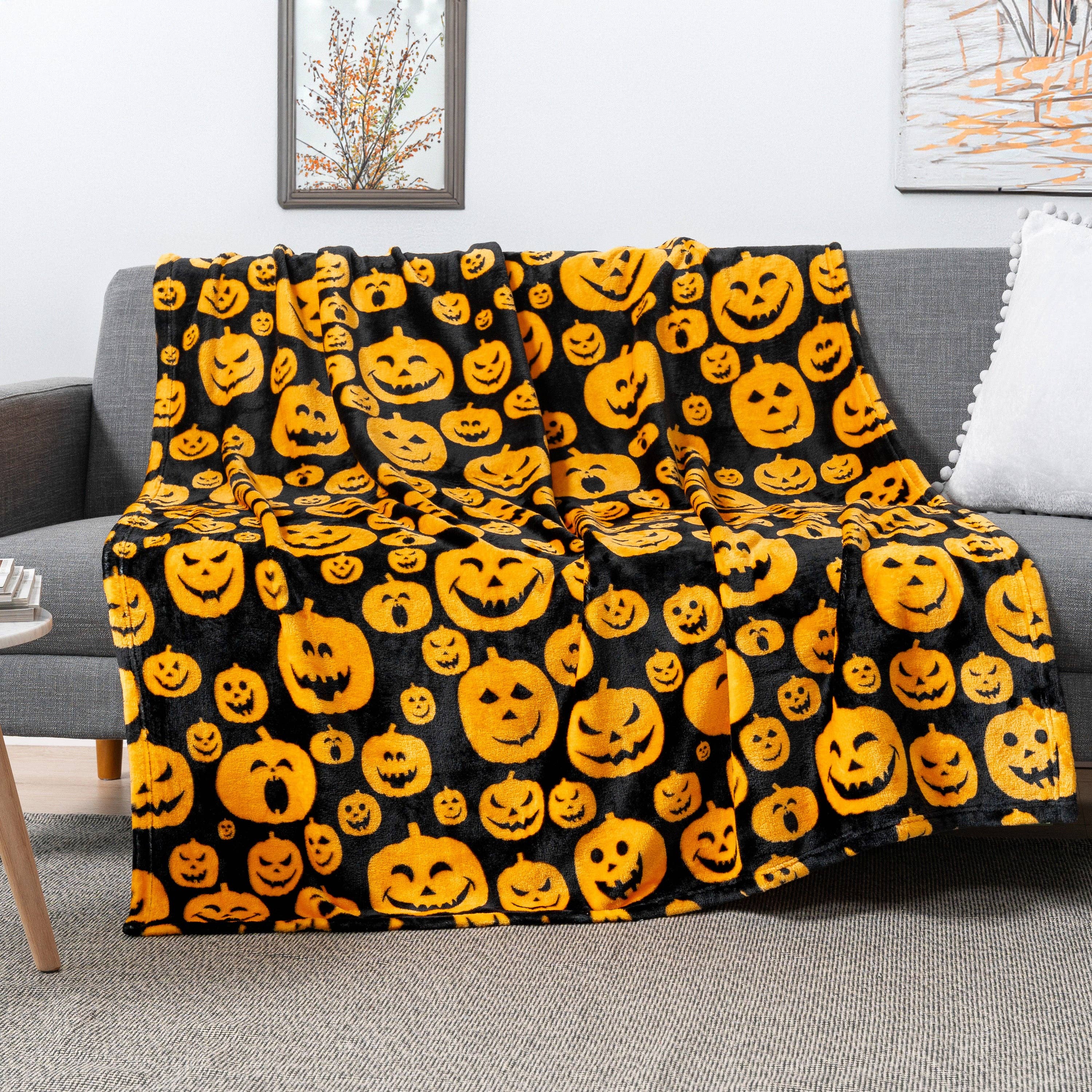 Pavilia - Wholesale Throw Blanket - Halloween Fleece Throw Blanket1