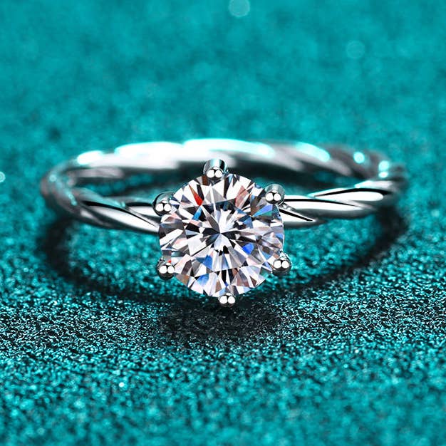 Solitaire Moissanite forlovelsesring i 925 sterlingsølv for engroshandel hos Perimade & Co. LLC