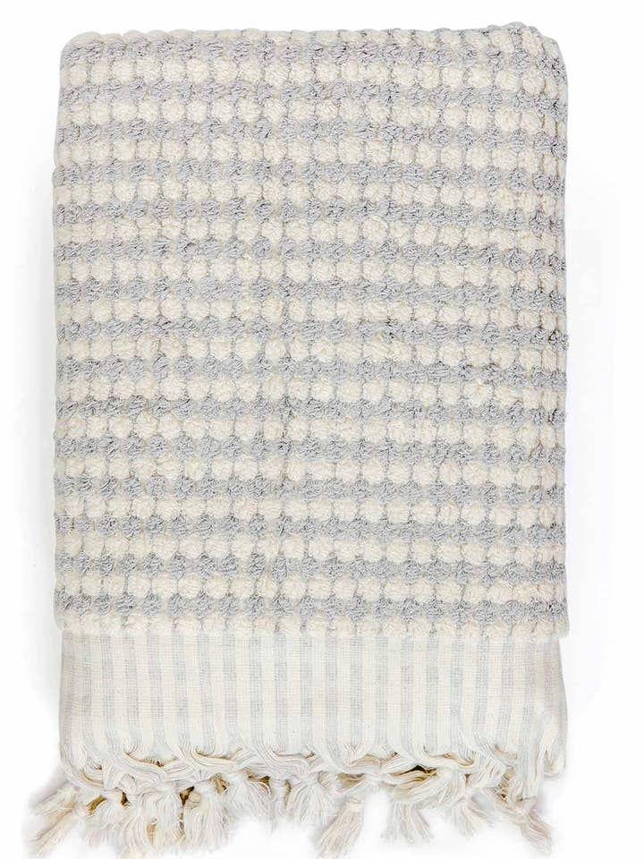 Drap de bain à pompon - Pale Grey pour la vente par Miss April Towels