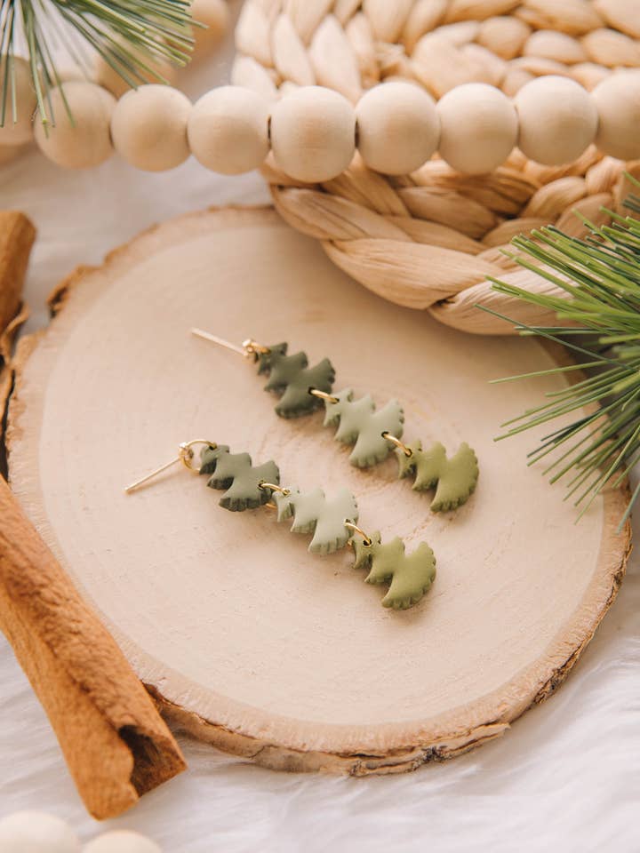 Noël 2023 - 3 boucles d'oreilles pendantes en forme de sapin de Noël pour la vente par Millburn Place