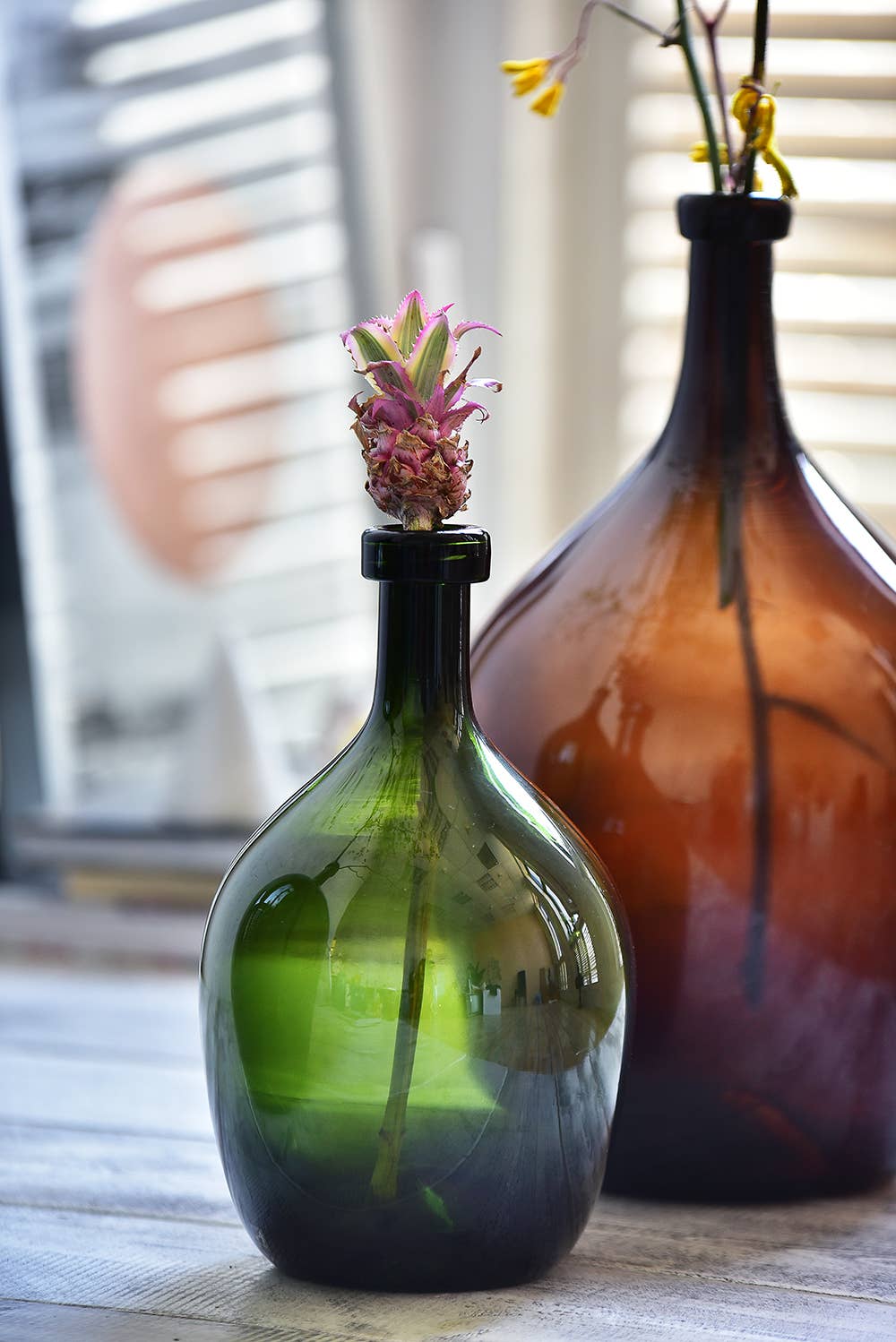 Noah Decoration – Großhandel Vasen – Recycelte Glasvase in Bernsteinfarben, Hololulu braune Glasvase10