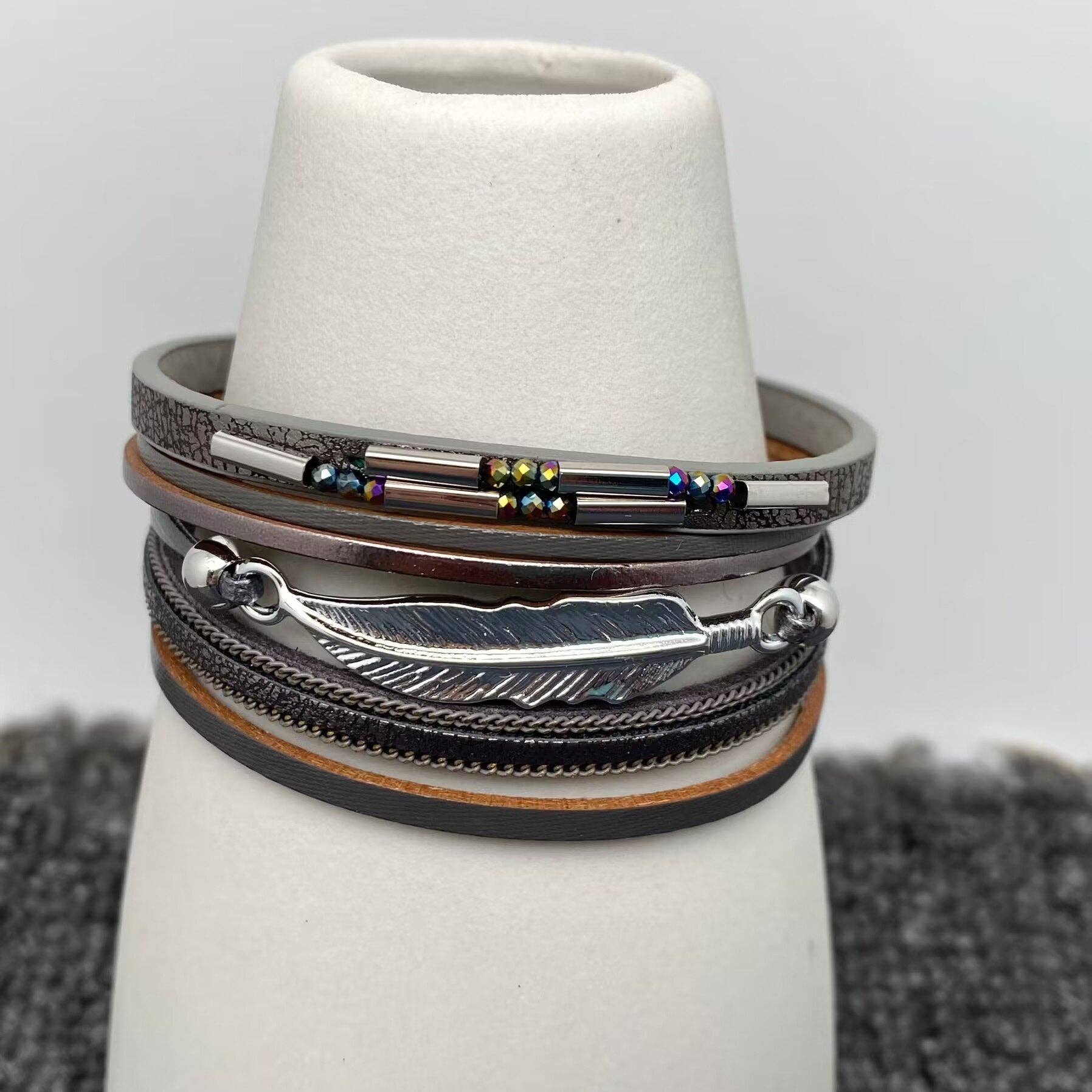 Mio Queena – Großhandel Armreif – Boho Metallfedern Multi-Lagen Lederarmband - BJ/LB2