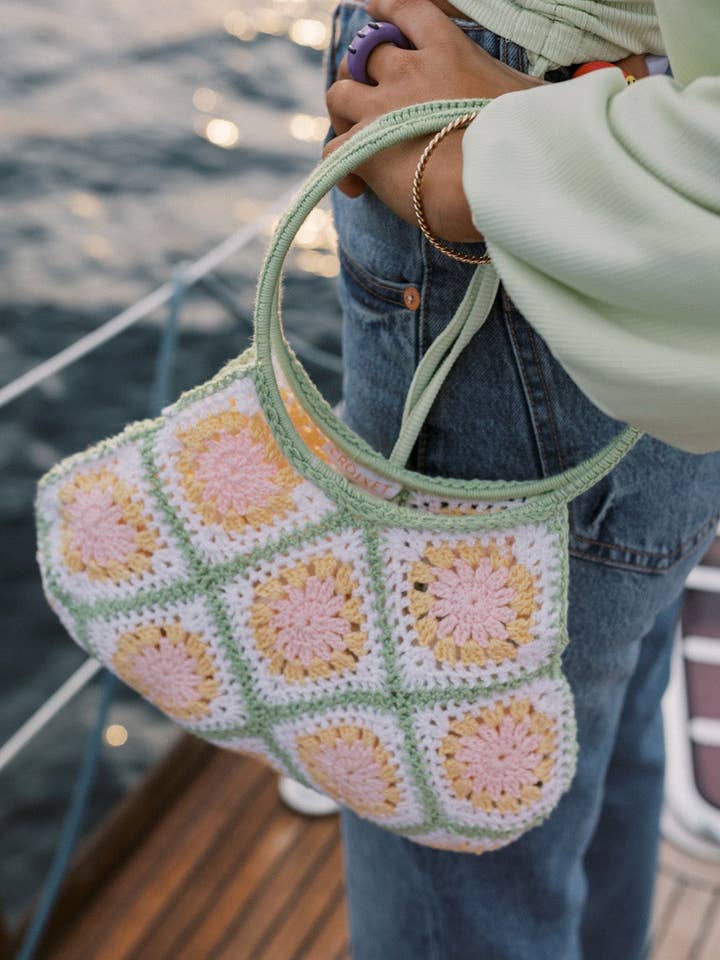 Sac Marieta vert en crochet avec anse rigide circulaire pour la vente par CROIXET